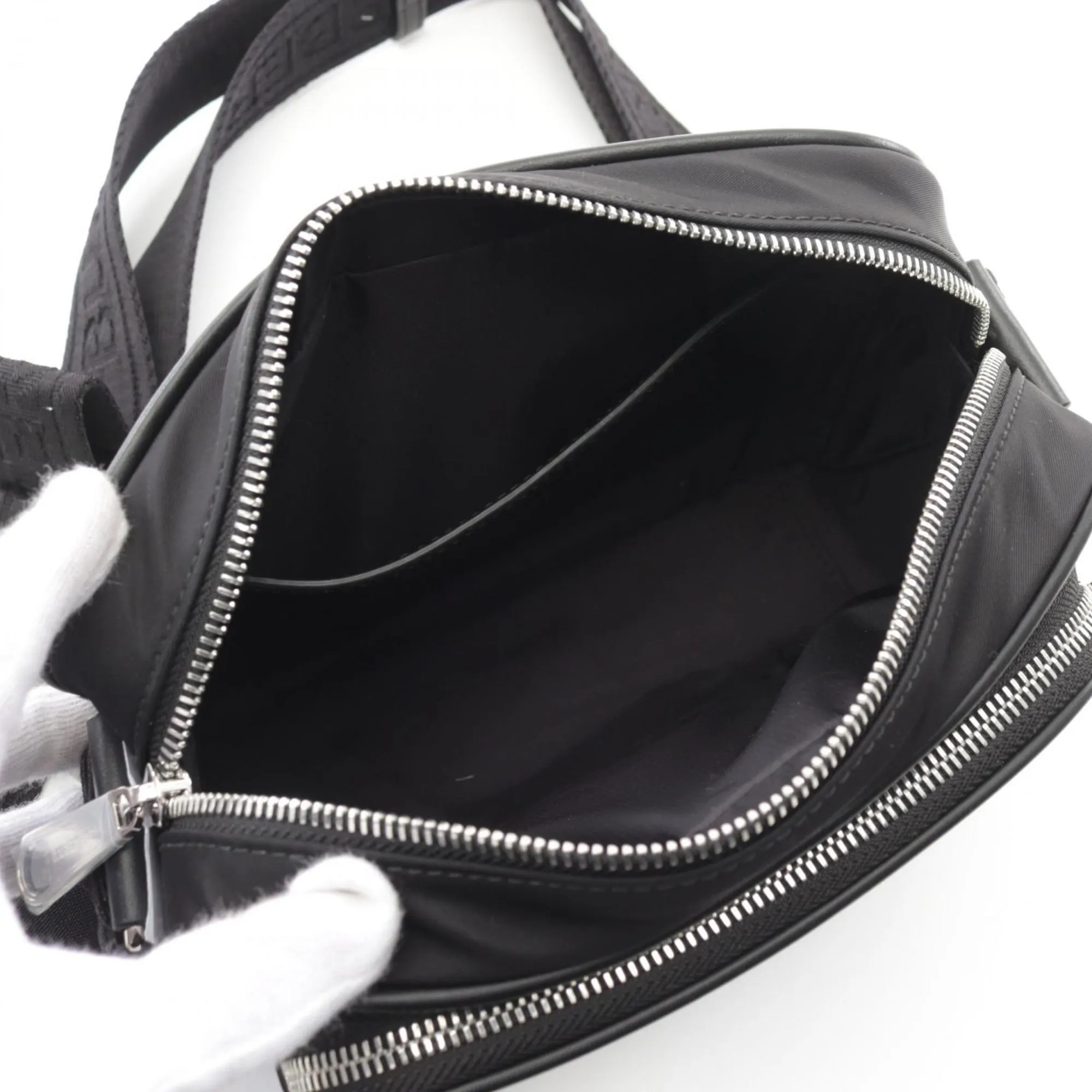 Burberry Nylon Leather Shoulder Bag (Pre-Owned)