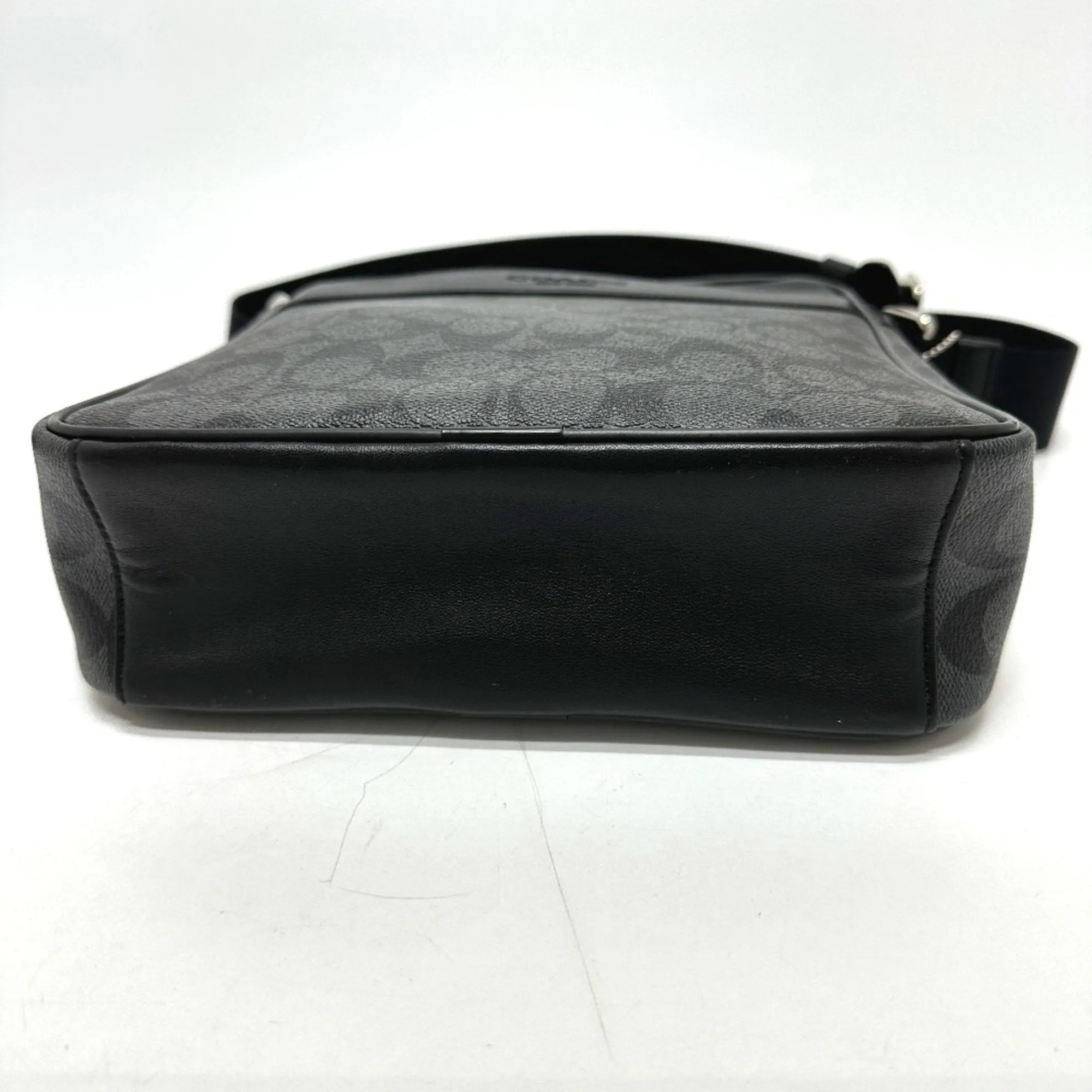 Coach  Leather Shoulder Bag (Pre-Owned)