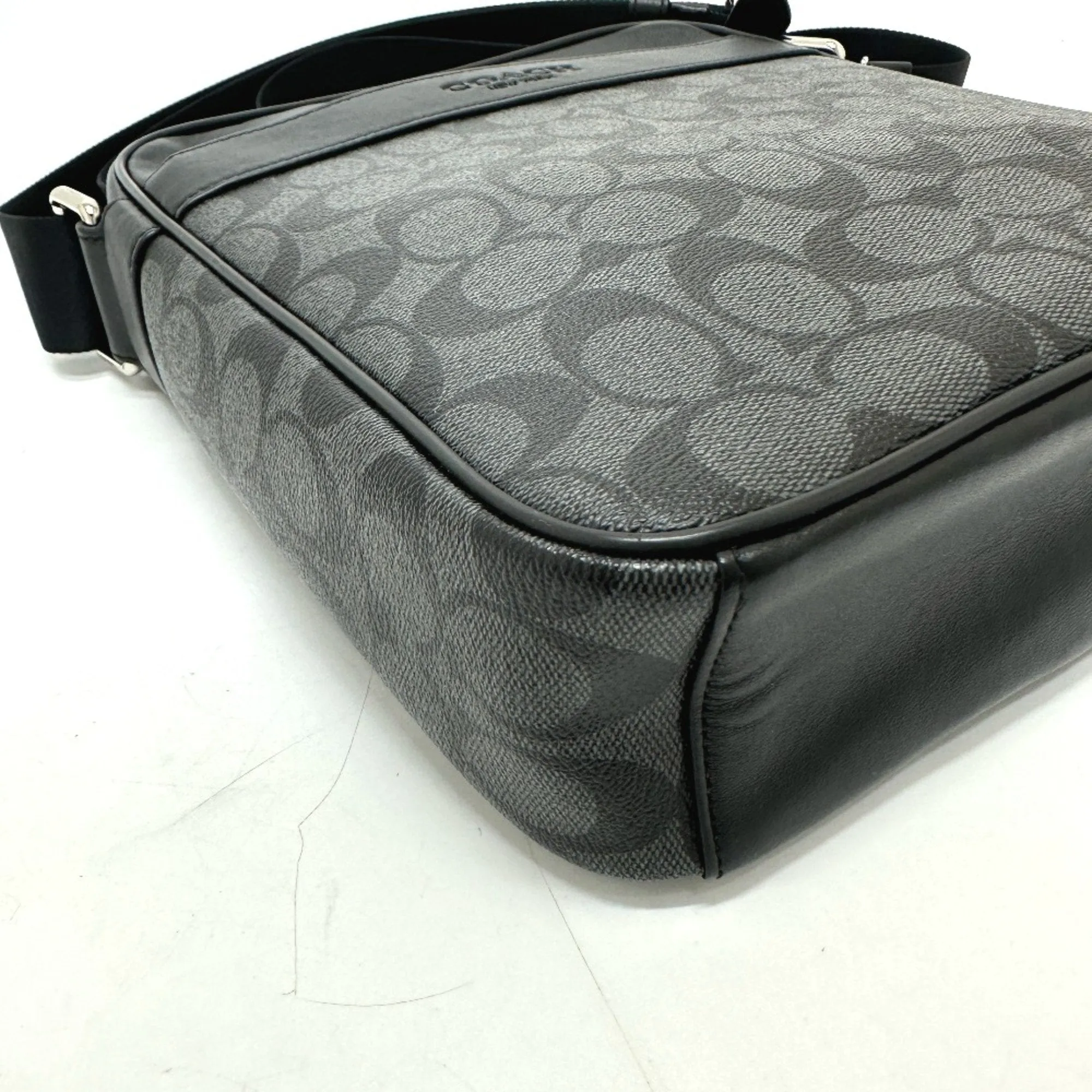 Coach  Leather Shoulder Bag (Pre-Owned)