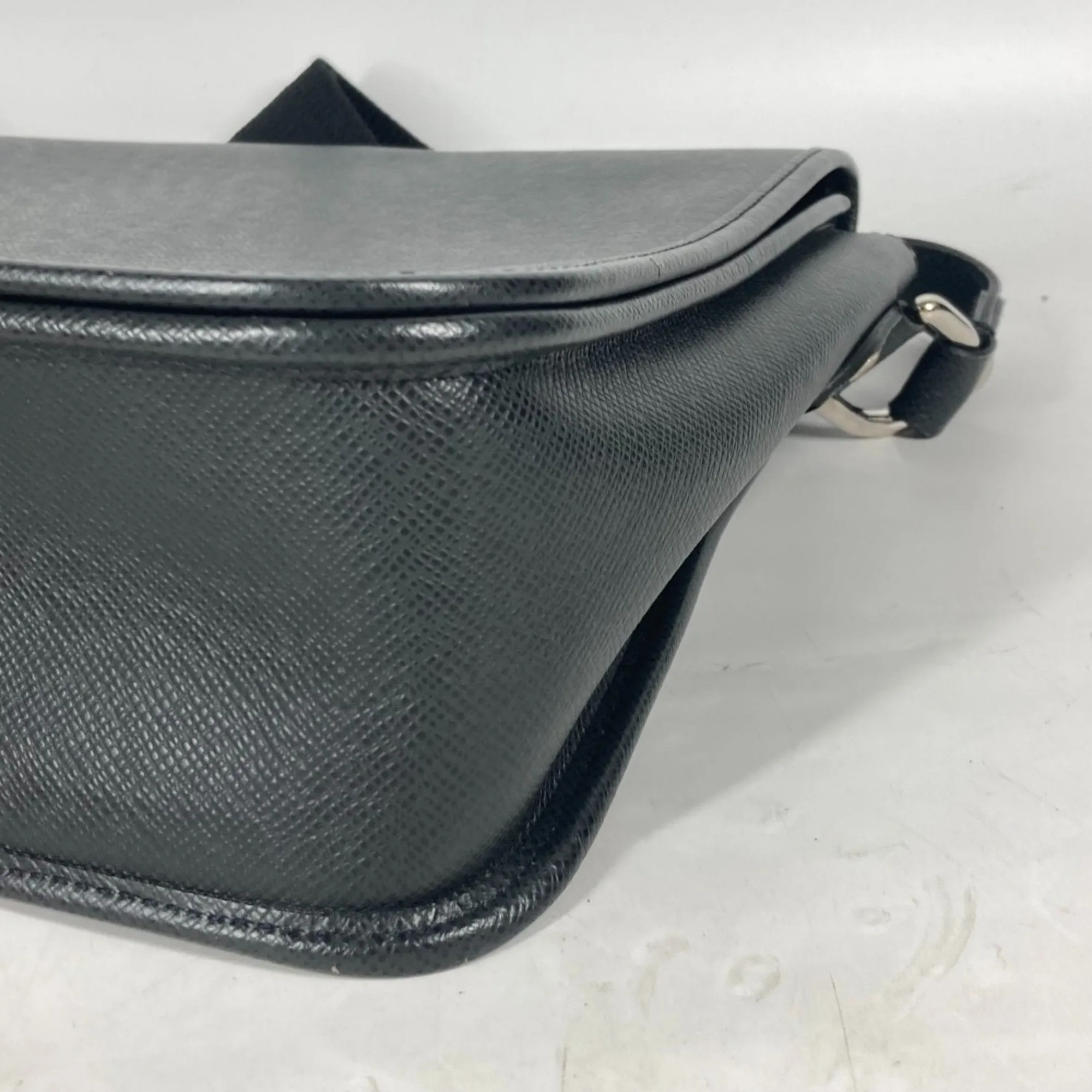 Louis Vuitton Ardoise Taiga Leather Messenger Bag Shoulder Bag (Pre-Owned)