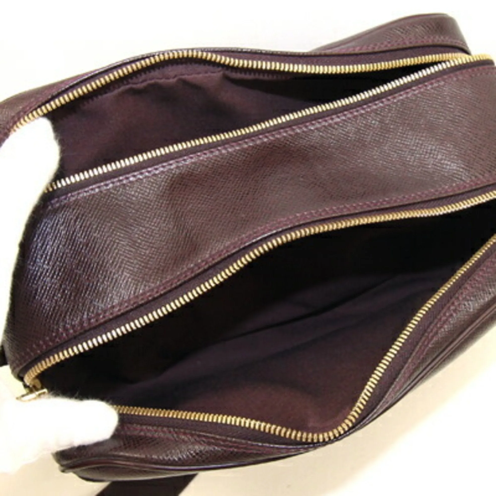 Louis Vuitton Taiga Leather Shoulder Bag (Pre-Owned)