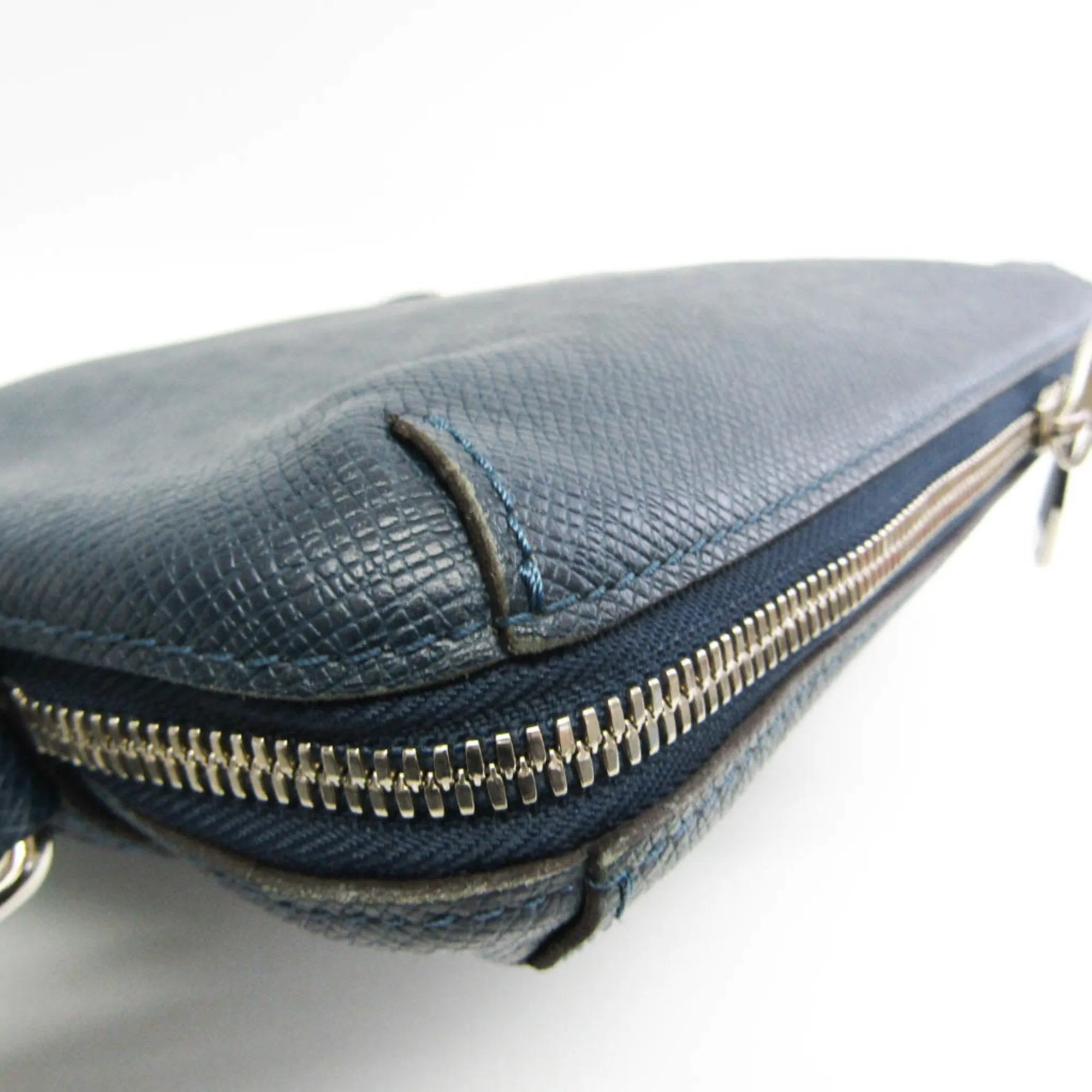 Louis Vuitton Taiga Taiga Leather Shoulder Bag (Pre-Owned)