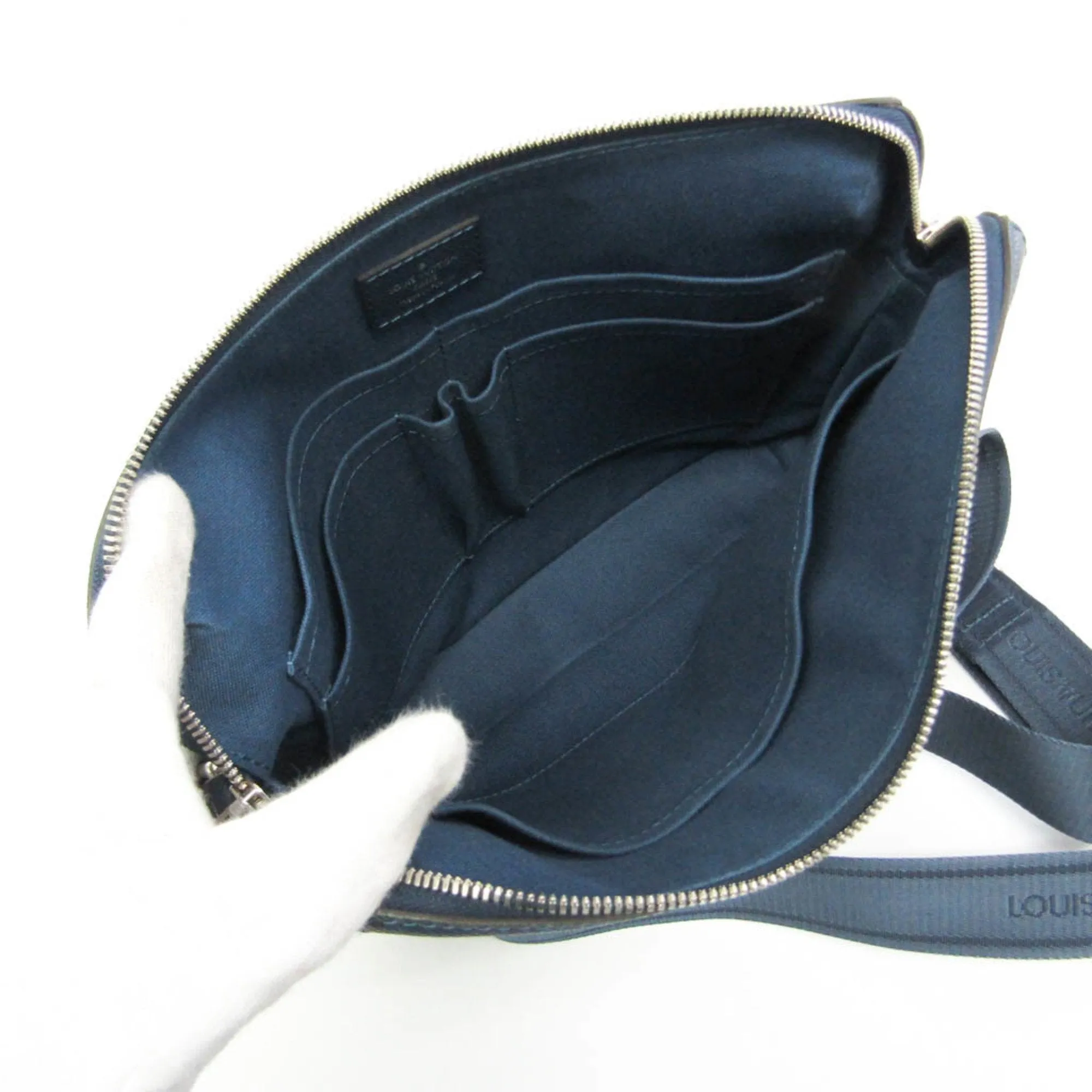 Louis Vuitton Taiga Taiga Leather Shoulder Bag (Pre-Owned)