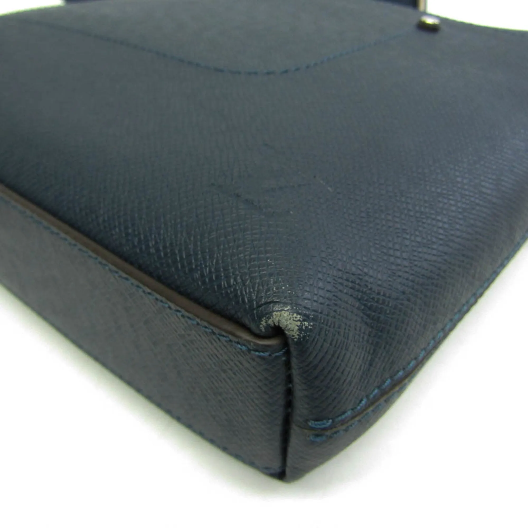 Louis Vuitton Taiga Taiga Leather Shoulder Bag (Pre-Owned)