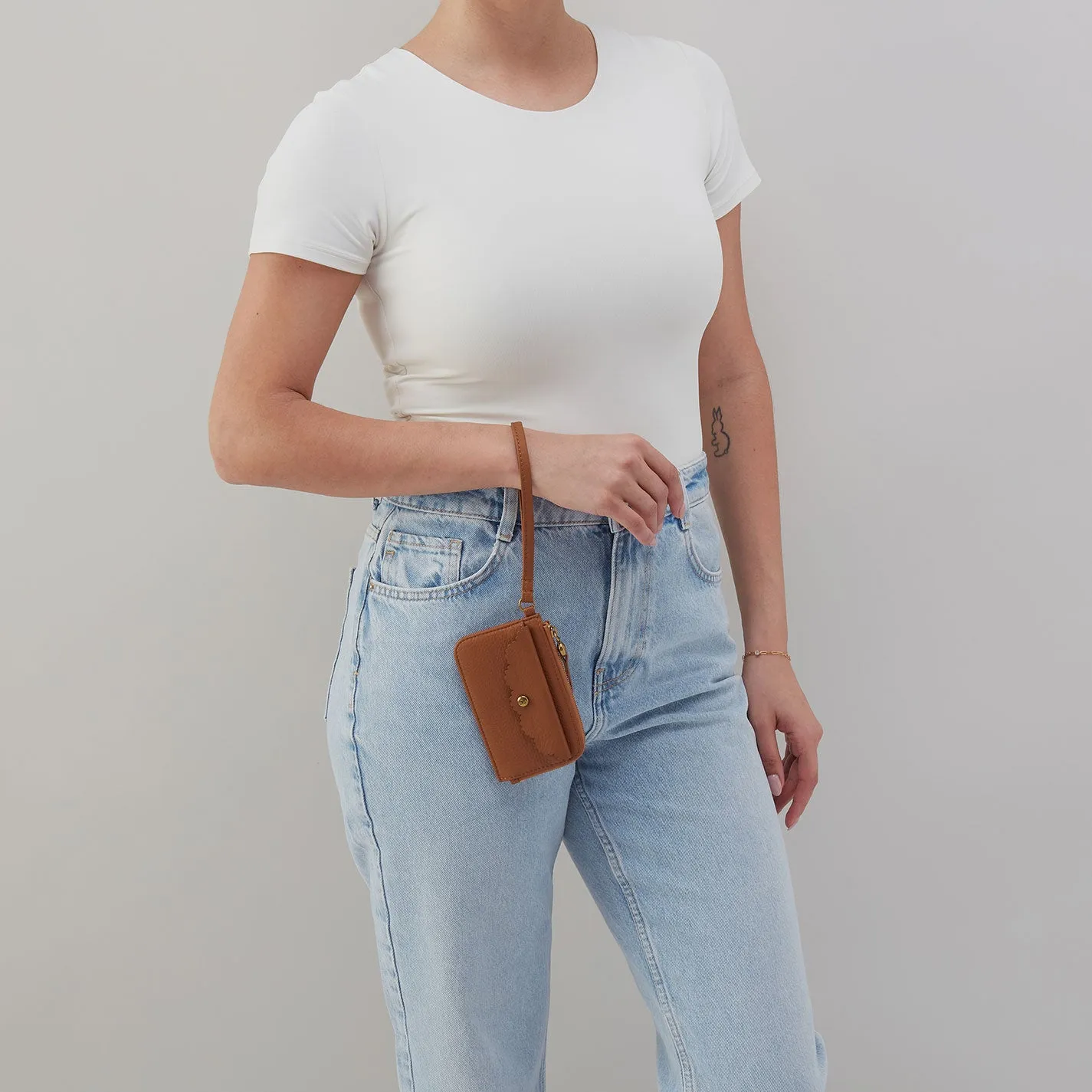 Tabby Card Wristlet In Pebbled Leather - Warm Honey