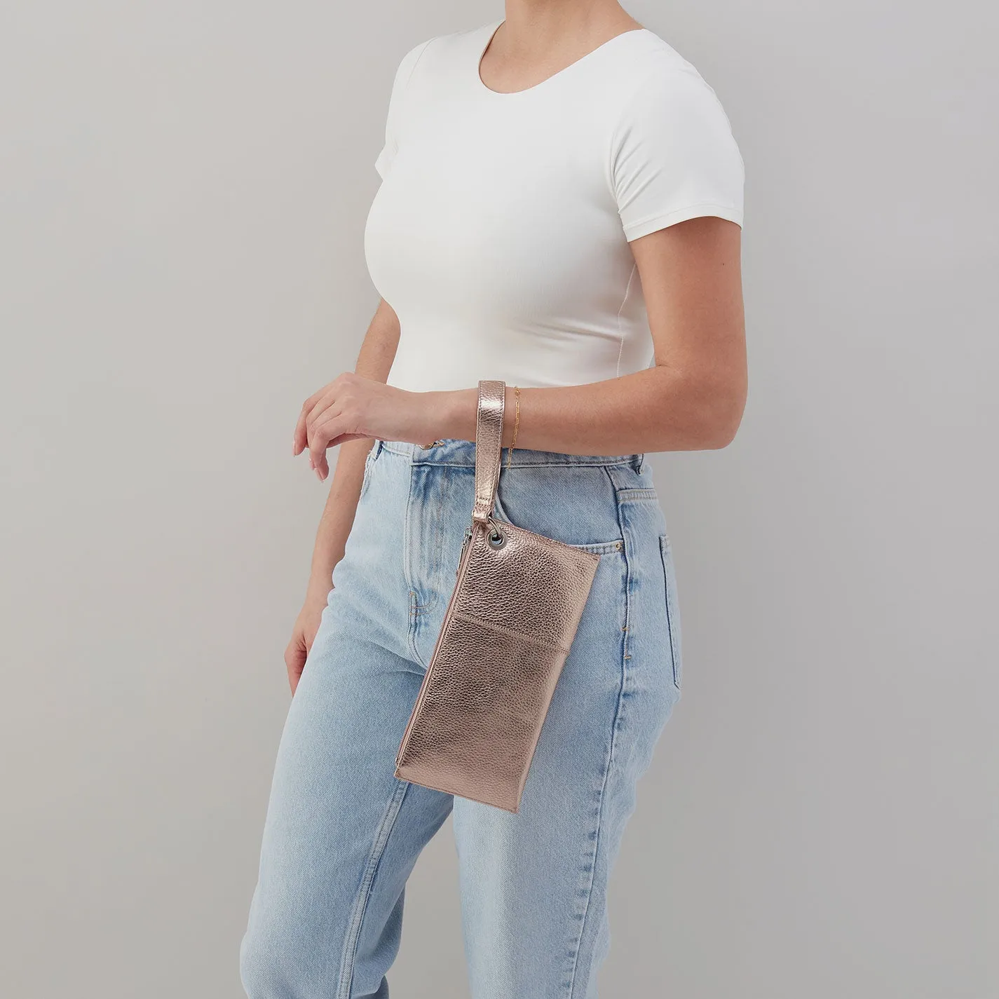 Vida Wristlet In Metallic Leather - Cameo Quartz