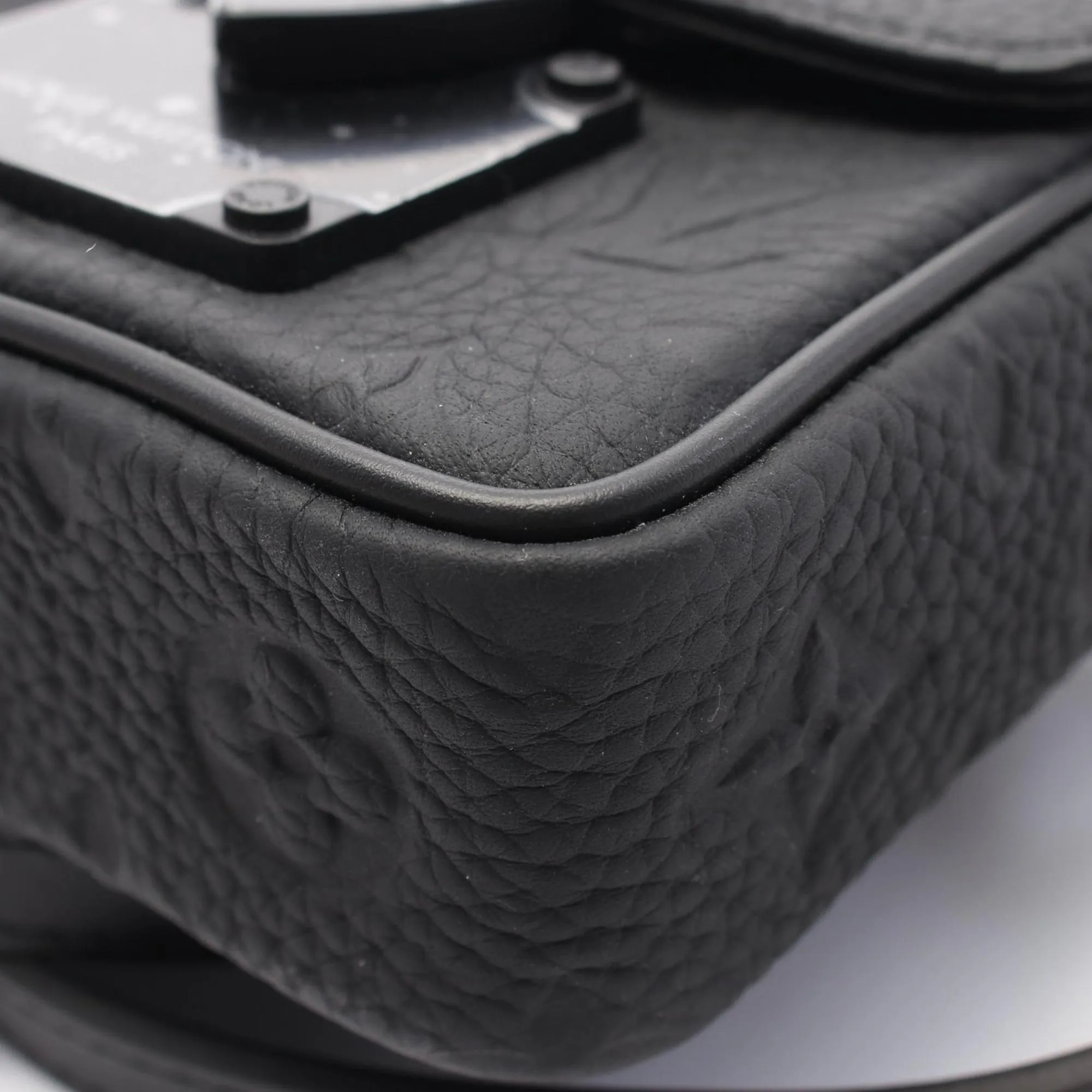 Louis Vuitton Noir Monogram Leather Handbag (Pre-Owned)