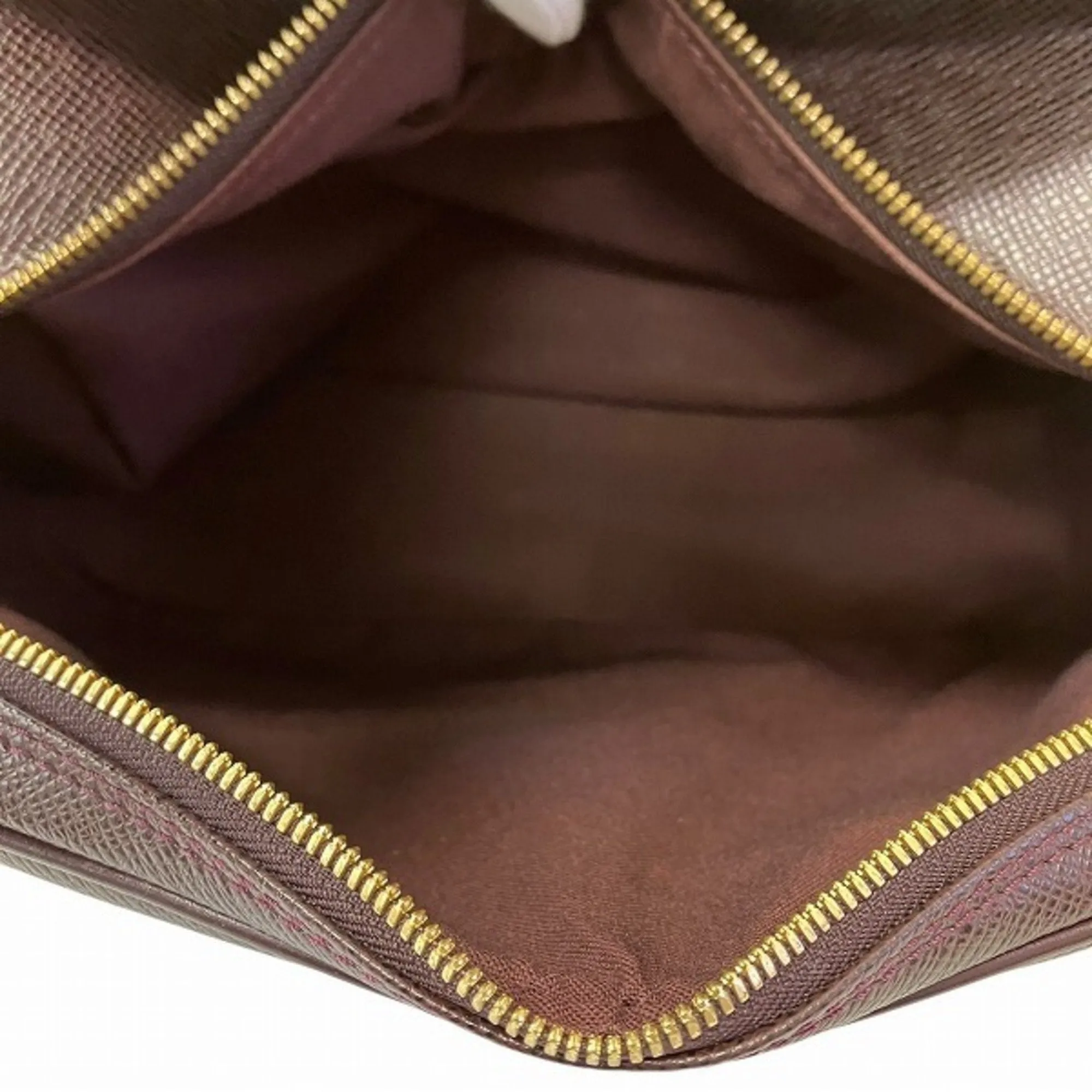 Louis Vuitton Taiga Leather Shoulder Bag (Pre-Owned)